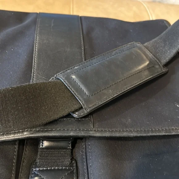 Coach, canvas with  leather crossbag messenger bag with very sturdy metal closur - Picture 13 of 13